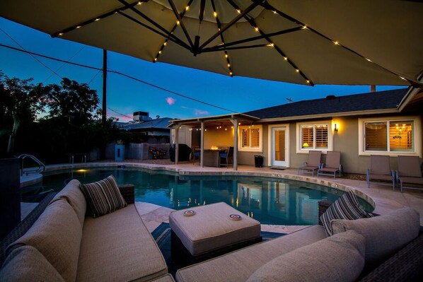 Outdoor pool - Immaculate Home Near Old Town Scottsdale and ASU! 5 Bdrms and Heated Pool! (Scottsdale)
