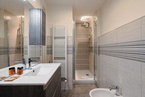 Shower, hair dryer, towels, soap - Aurora Urban Nest (Firenze)