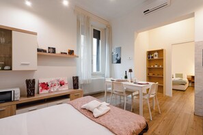 2 habitaciones, tabla de planchar con plancha, wifi y ropa de cama 