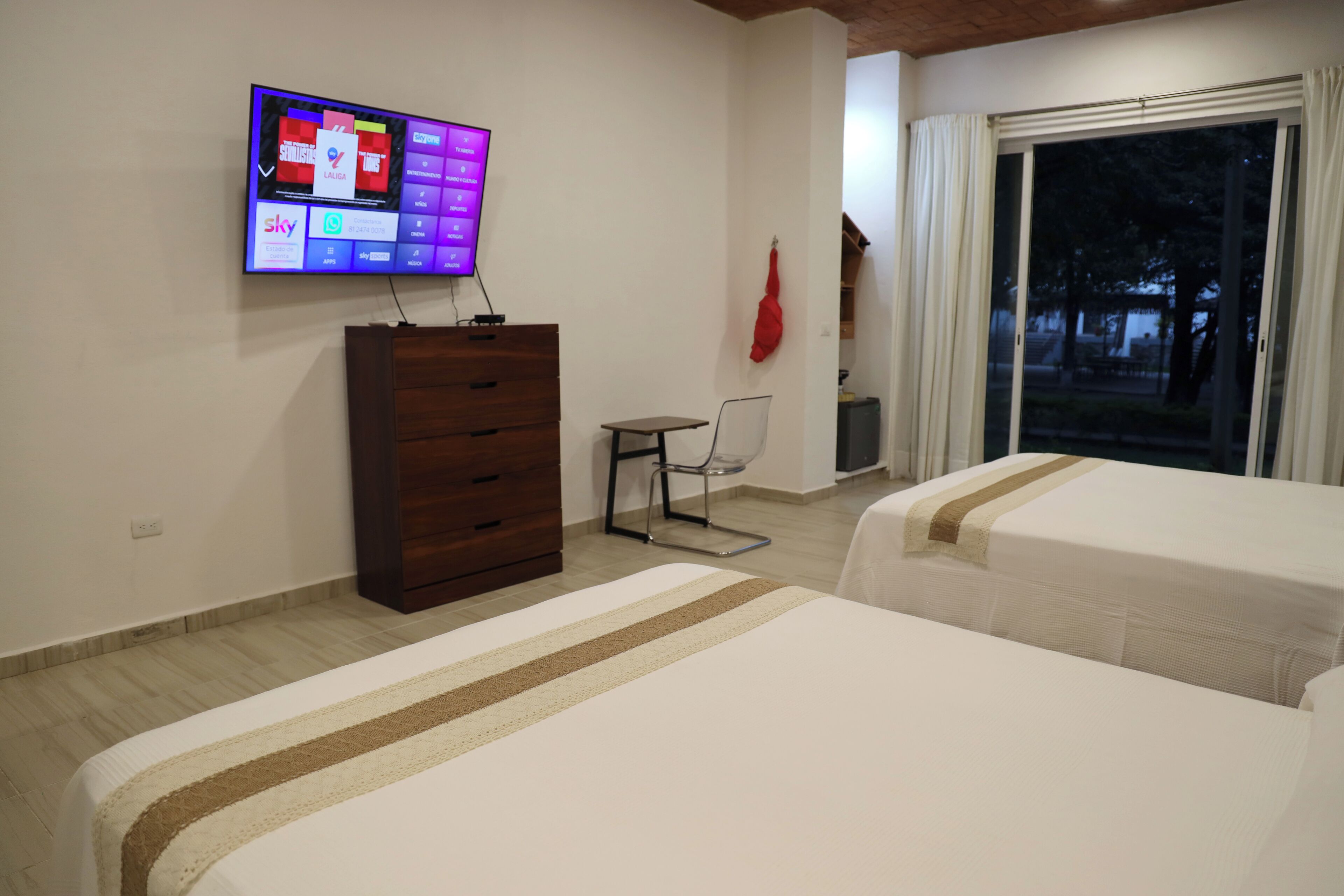 Phòng 4 tiện nghi đơn giản, sân hiên | Khu vực làm việc phù hợp cho laptop 