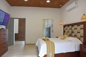 Habitación doble de lujo de uso individual, patio, vista al resort | Ropa de cama de alta calidad y minibar 