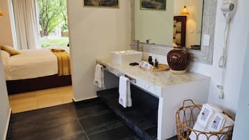 Chuveiro, secador de cabelo, toalhas de banho, sabonete