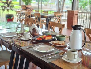 Outdoor dining - HOTEL BOUTIQUE LA ESTACION (El Barrio de la Soledad)