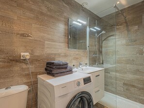 Shower, hair dryer, towels - Studio avec balcon et parking proche plages (Cannes)