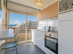 Réfrigérateur, plaque de cuisson, cafetière/bouilloire, grille-pain