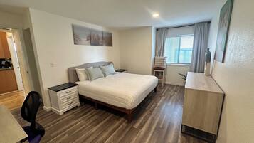 2 makuuhuonetta, silitysrauta/-lauta, ilmainen Wi-Fi, vuodevaatteet