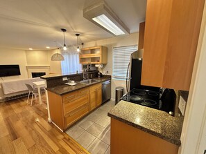 Kylskåp, mikrovågsugn, ugn och spishäll