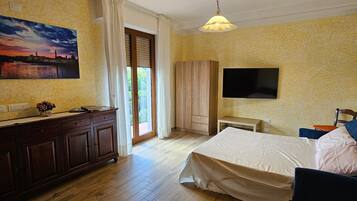 Tabla de planchar con plancha, wifi y ropa de cama