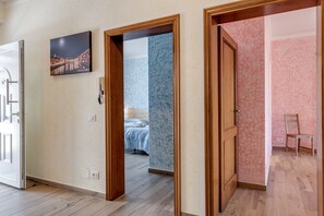 Tabla de planchar con plancha, wifi y ropa de cama 