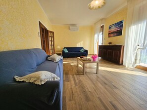 TV - Spacious and Welcoming Apartment with Heated Pool (Stentatoio)