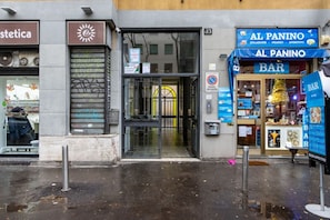 Ein Schaufenster mit einem Schild für 'AL PANINO BAR' und einem 'VENDITA'-Schild über dem Eingang.