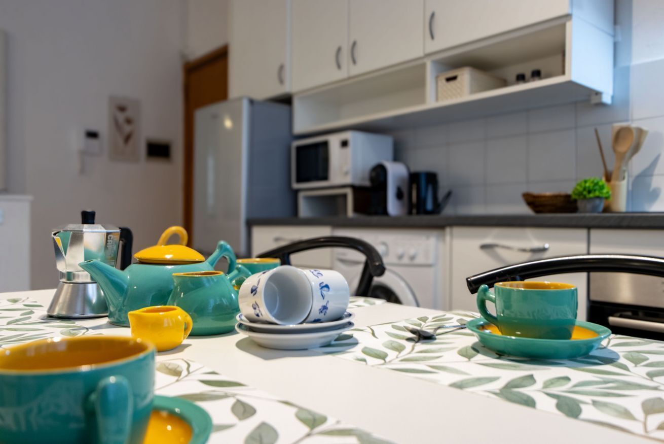 Een koelkast, een magnetron, een vaatwasser, een broodrooster