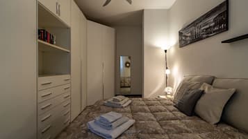1 slaapkamer, een strijkplank/strijkijzer