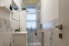 Dusche, Bidet, Handtücher