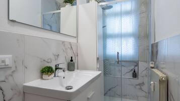 Een douche, een bidet, handdoeken