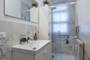 Een douche, een bidet, handdoeken