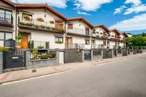Exterior - Casa Rural Juanikoenea – Traditional House with Garden and Jacuzzi Near Village Center (Leitza)