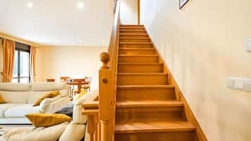 Fernseher, Kamin, DVD-Player, Tischtennisplatte