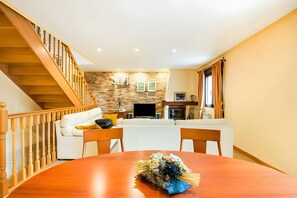 Interior - Casa Rural Juanikoenea – Traditional House with Garden and Jacuzzi Near Village Center (Leitza)