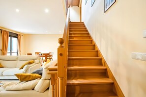 TV, fireplace, DVD player, ping pong - Casa Rural Juanikoenea – Traditional House with Garden and Jacuzzi Near Village Center (Leitza)