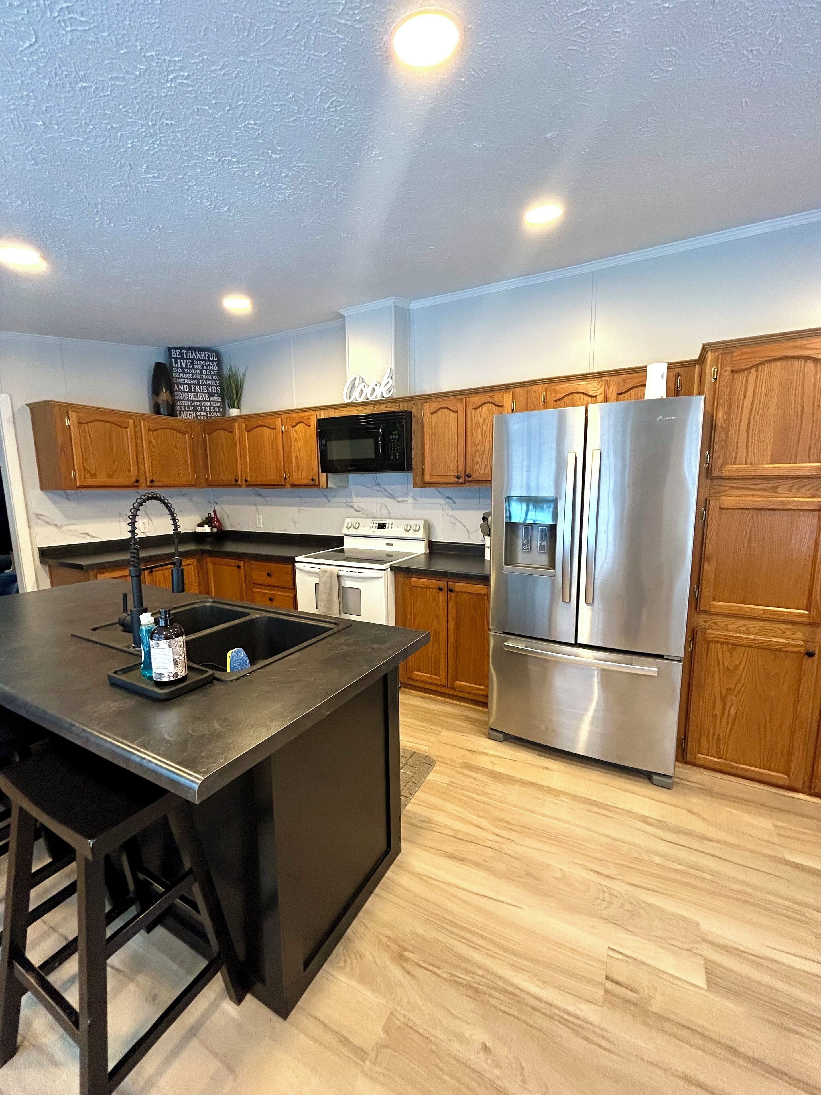 Kjøleskap, mikrobølgeovn, ovn og kokeplater