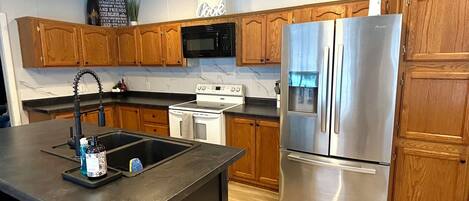 Réfrigérateur, micro-ondes, four, plaque de cuisson