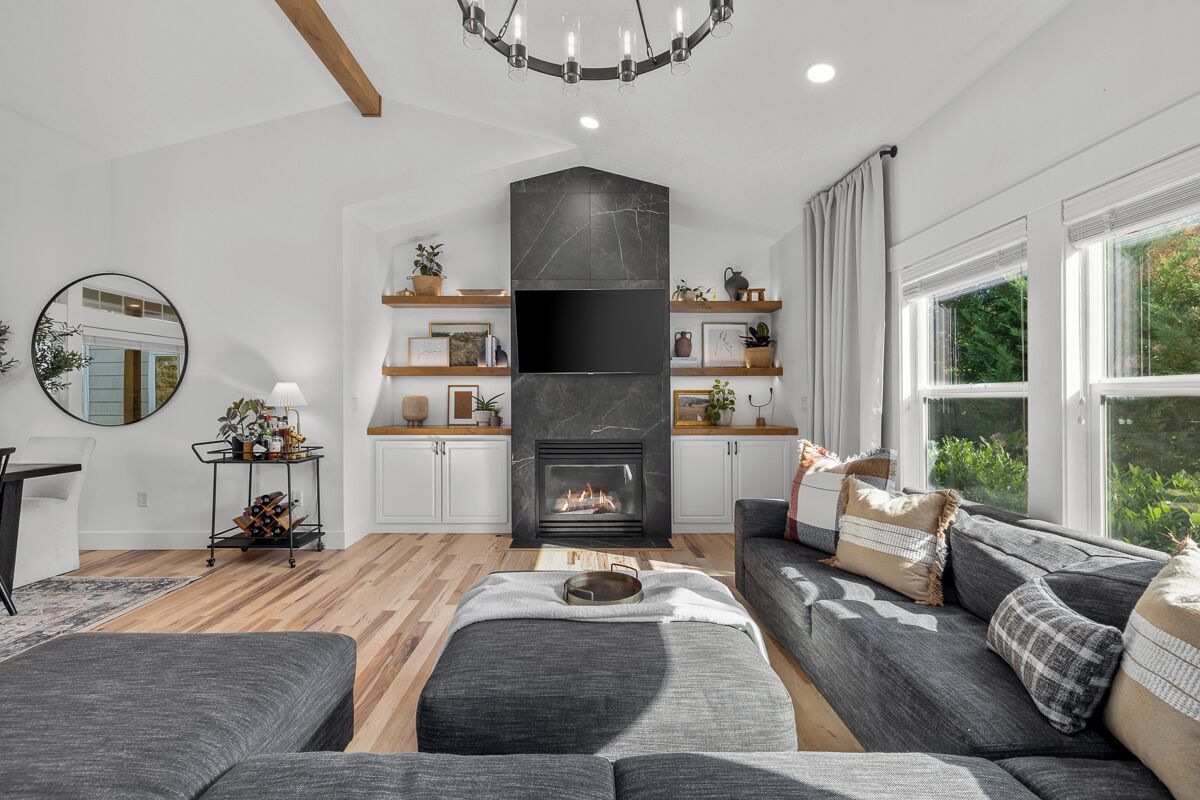 Een televisie en een open haard