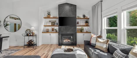 Een televisie en een open haard