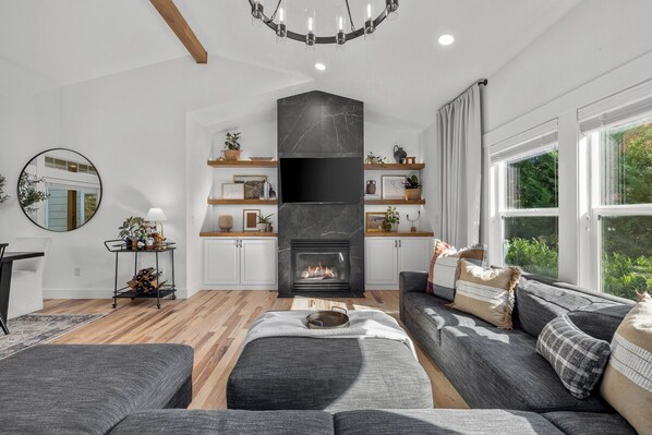 TV, fireplace - NEW / Riverside Retreat on the Greenbelt / Eagle Area (Garden City)