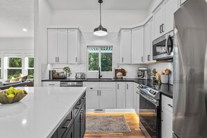 Microwave, oven, stovetop, dishwasher - NEW / Riverside Retreat on the Greenbelt / Eagle Area (Garden City)