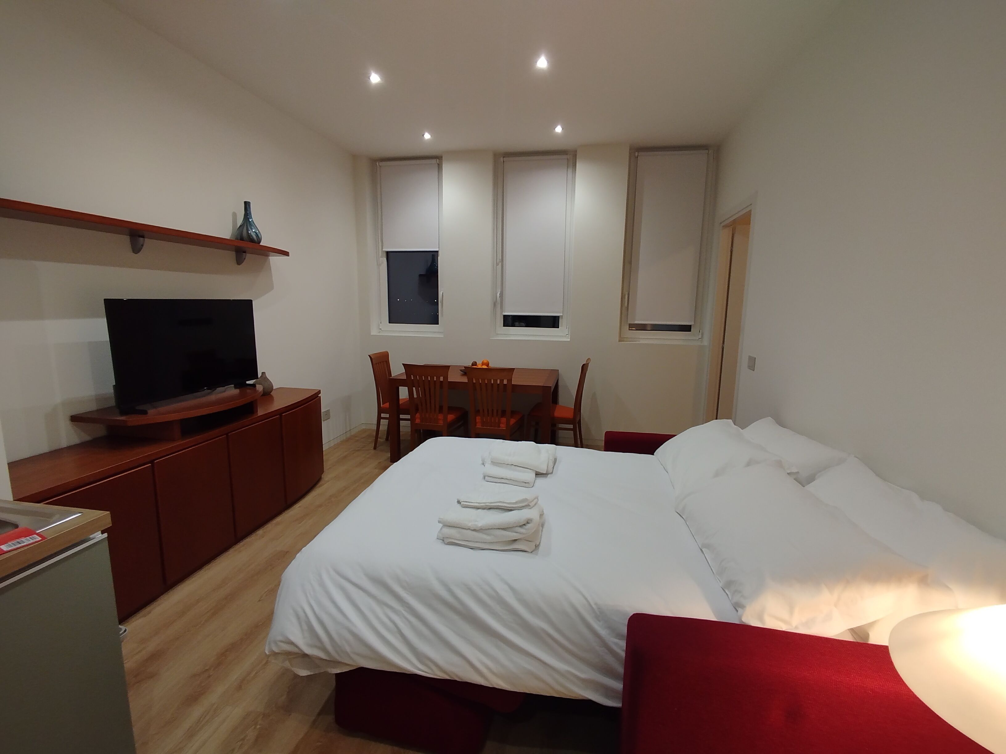 Bügeleisen/Bügelbrett, Internetzugang, Bettwäsche