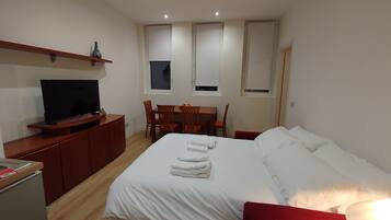 Bügeleisen/Bügelbrett, Internetzugang, Bettwäsche