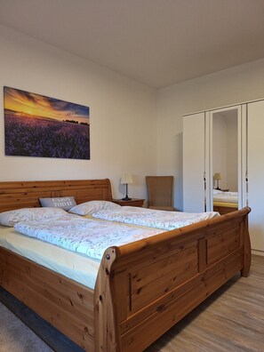 Een strijkplank/strijkijzer, internet, beddengoed