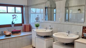 Doccia, asciugacapelli, asciugamani, sapone