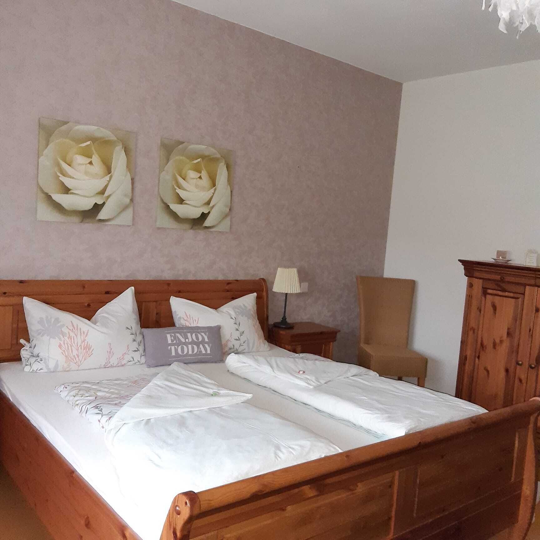 Een strijkplank/strijkijzer, internet, beddengoed