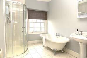 Shower, hair dryer, towels, soap - Bay Apt l Luxury l Central l Sea View (Morecambe)