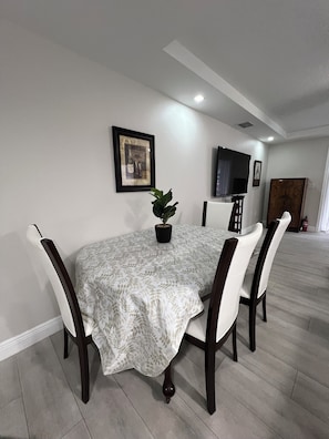 Dining - Clean, comfortable, & centrally located 1/1 (Tavernier)