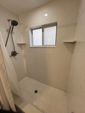 Shower, towels - Clean, comfortable, & centrally located 1/1 (Tavernier)