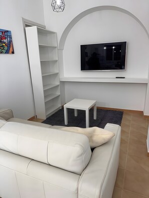 TV - Apartment 'Unit 1' with Shared Garden, Wi-Fi and Air Conditioning (Alberobello)