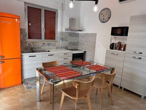 Frigorifero, microonde, forno, piano cottura