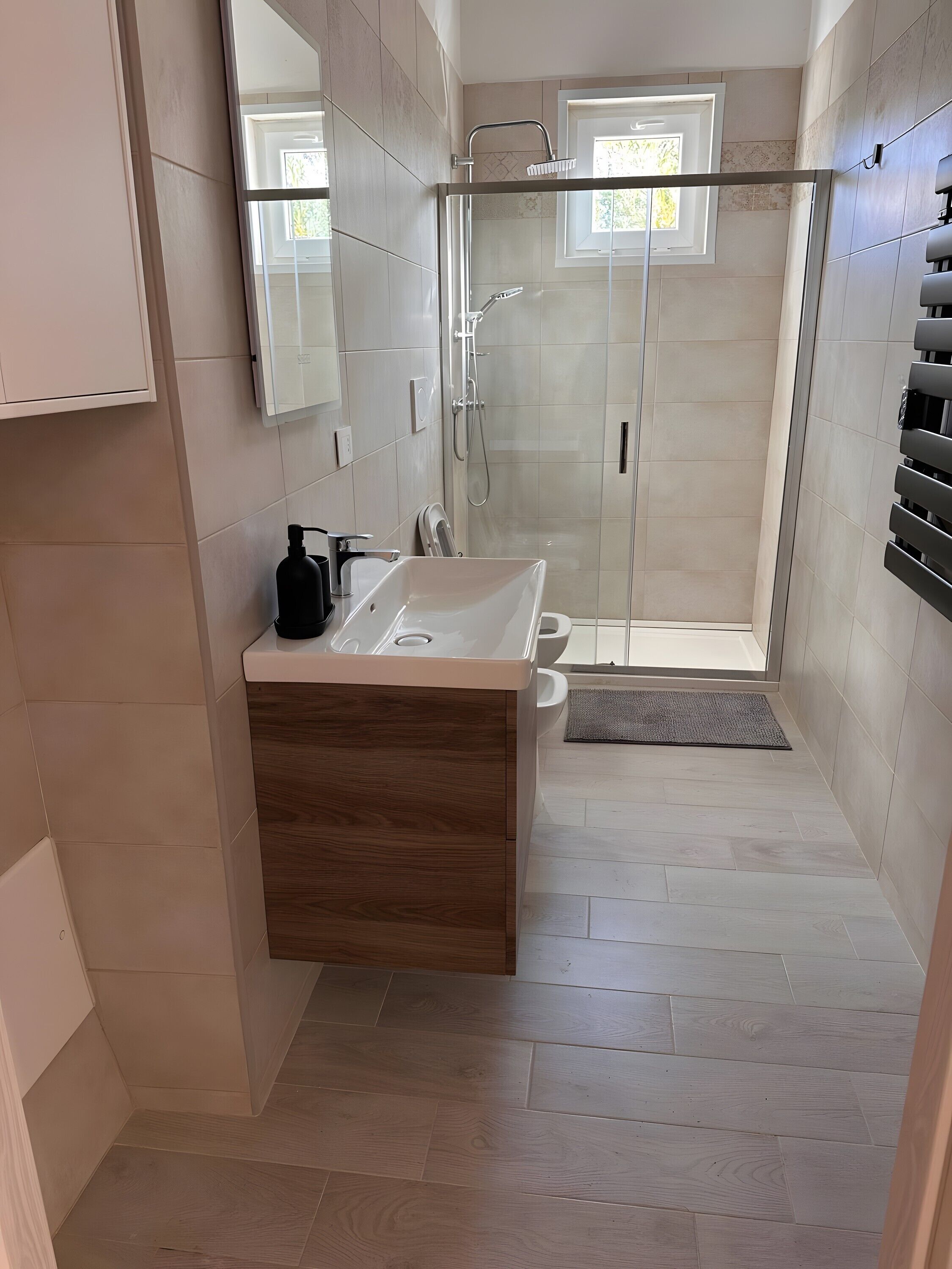 Douche, sèche-cheveux, serviettes fournies