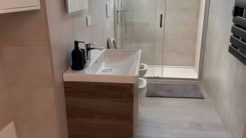 Douche, sĂšche-cheveux, serviettes fournies