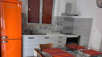 Frigorifero, microonde, forno, piano cottura