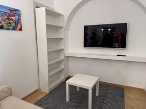TV - Apartment 'Unit 1' with Shared Garden, Wi-Fi and Air Conditioning (Alberobello)