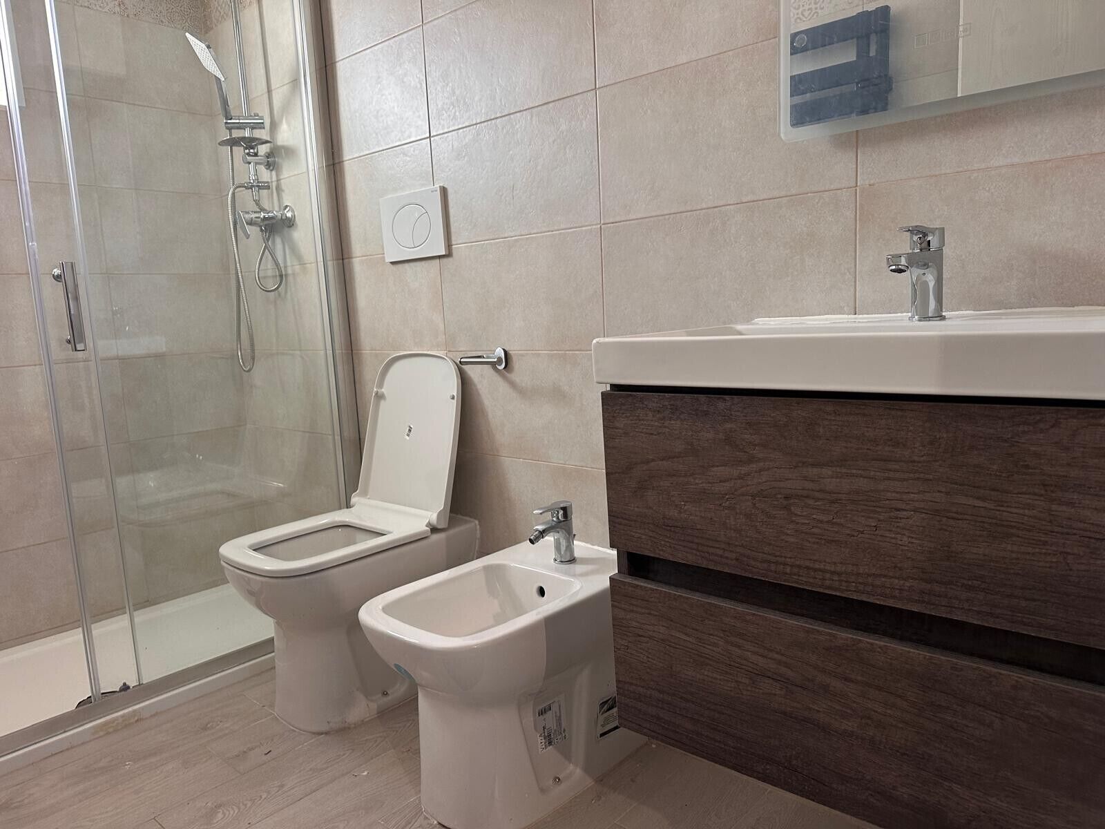 Douche, sèche-cheveux, serviettes fournies