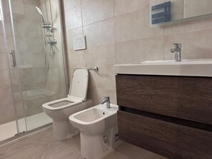 Douche, sèche-cheveux, serviettes fournies