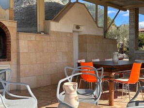 Outdoor dining - Apartment 'Unit 1' with Shared Garden, Wi-Fi and Air Conditioning (Alberobello)