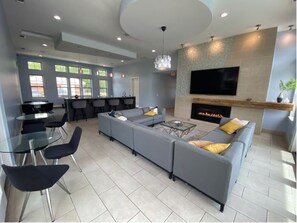 Interior - 3BR Solana 209 Riverside Gym Pool Dog Park (Indianapolis)