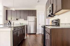 Fridge, microwave, oven, stovetop - 3BR Solana 209 Riverside Gym Pool Dog Park (Indianapolis)