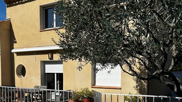 A residential building with a pool, outdoor seating, and potted plants. - House 50 m from portissol beach. All amenities within walking distance. (Sanary-sur-Mer)